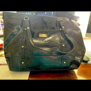 Nine&Co computer bag. Faux leather. Zipper pocket on outside. 4 pockets inside.